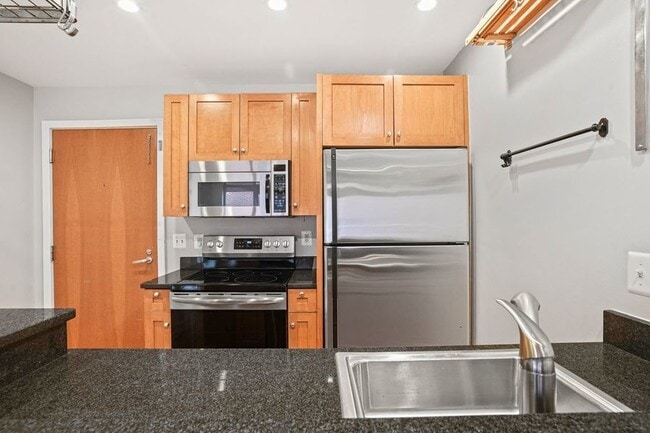Building Photo - Logan Circle Loft with Garage Parking!
