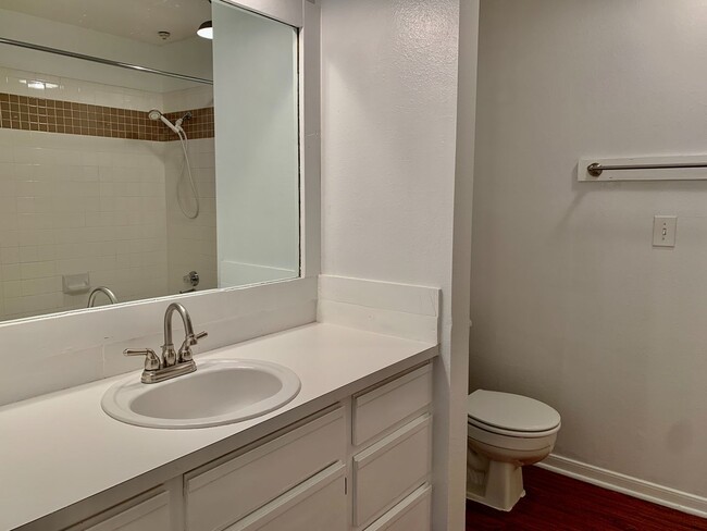 Building Photo - Amazing 1 bedroom, 1 bathroom Condo in Mon...