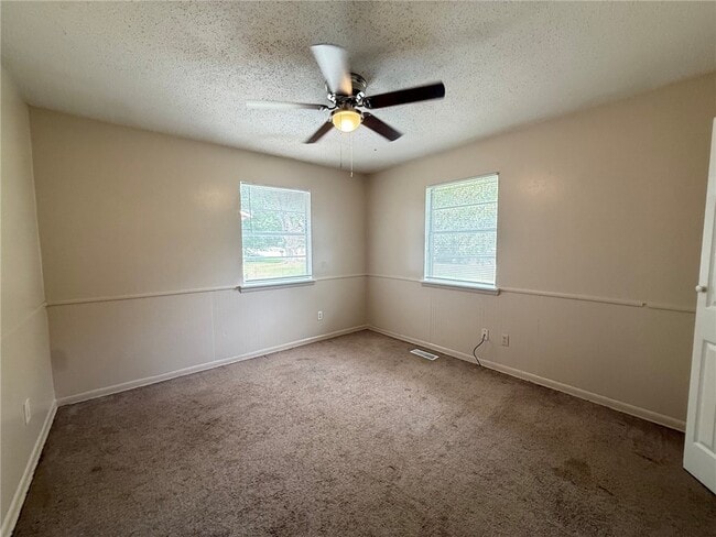 Building Photo - 2205 Dogwood Pl
