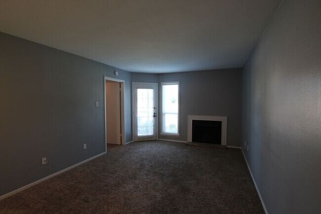 Building Photo - Tour Today: Downstairs 1 Bed 1 Bath Apartment!