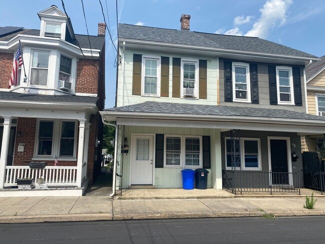 Building Photo - 3 Bedroom, 2 Bath Home in Manheim - Fenced...