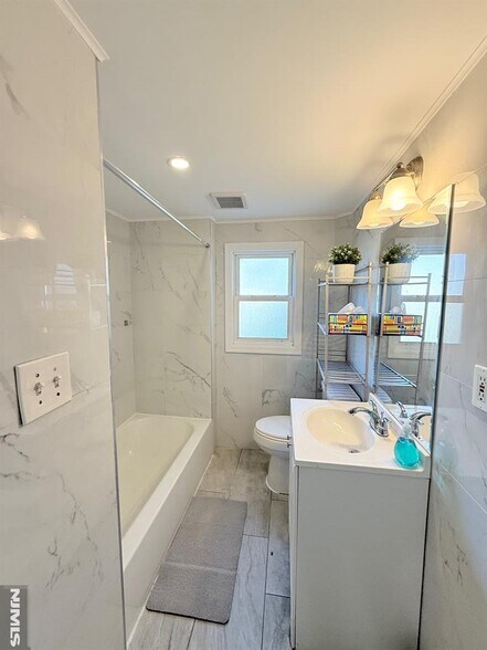 Building Photo - 122 Cross St