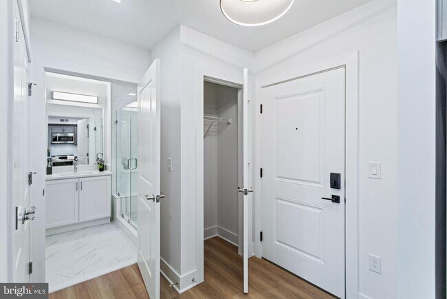 Building Photo - 701 N Henry St