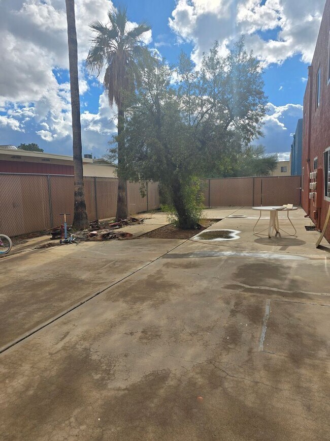 Building Photo - 932 N Belvedere Ave