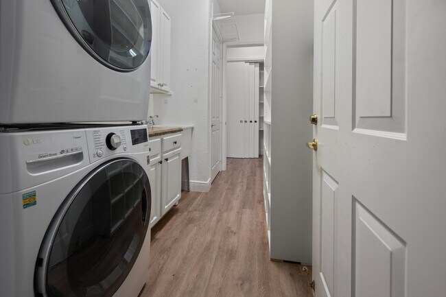 Building Photo - 9150 Bay Harbour Cir