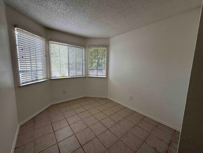 Building Photo - Great Natomas 3 Bedroom on Large Court