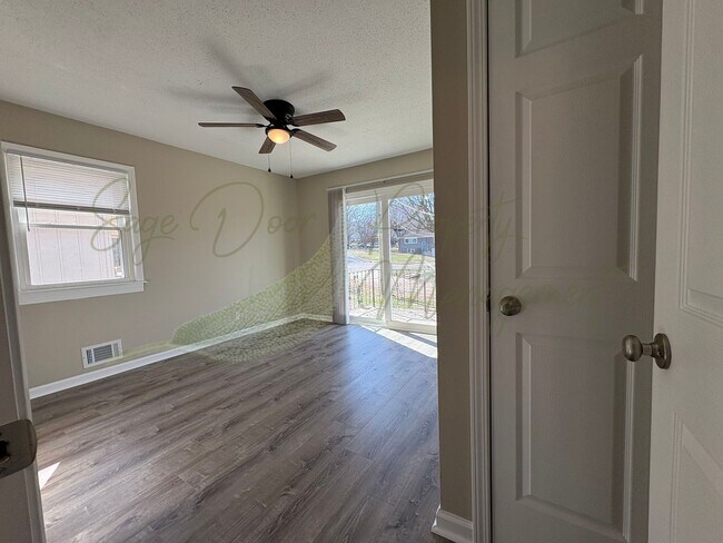 Building Photo - TOWNHOUSE IN BLUE SPRINGS!!!