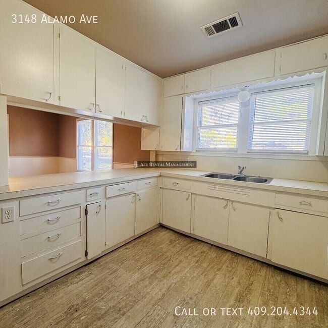 Building Photo - 3148 Alamo Ave