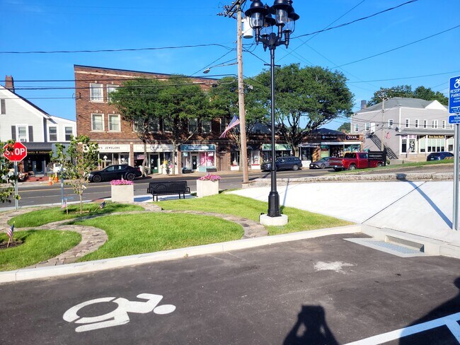 Building Photo - 701 Main St