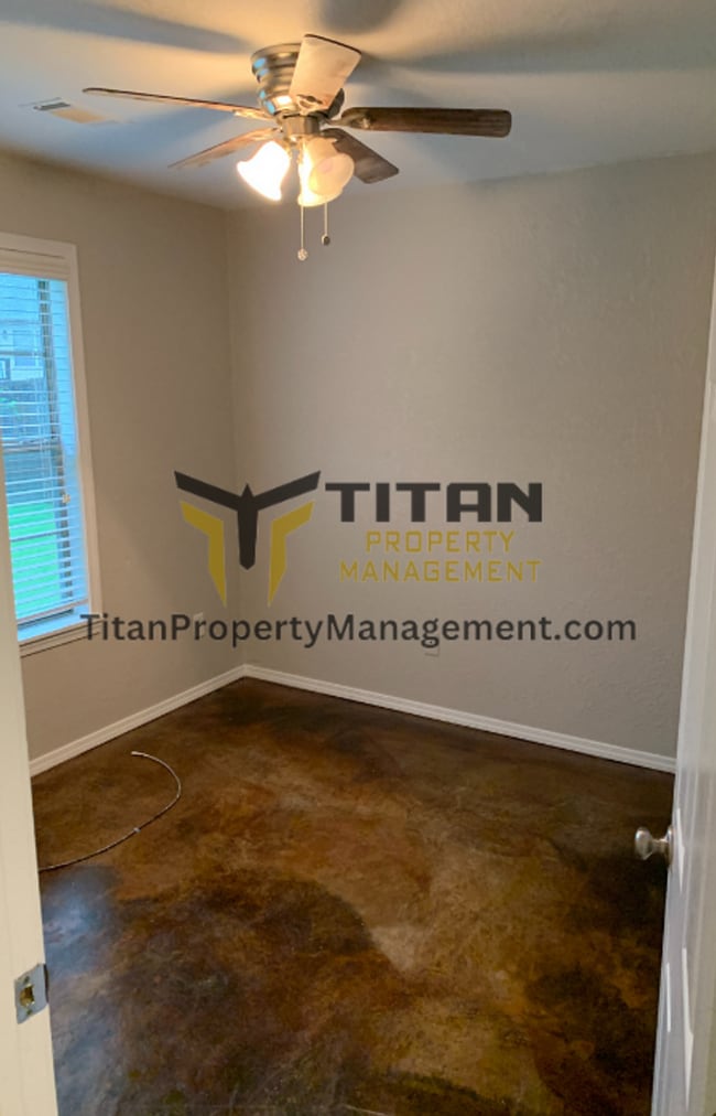 Building Photo - 3b/2b house