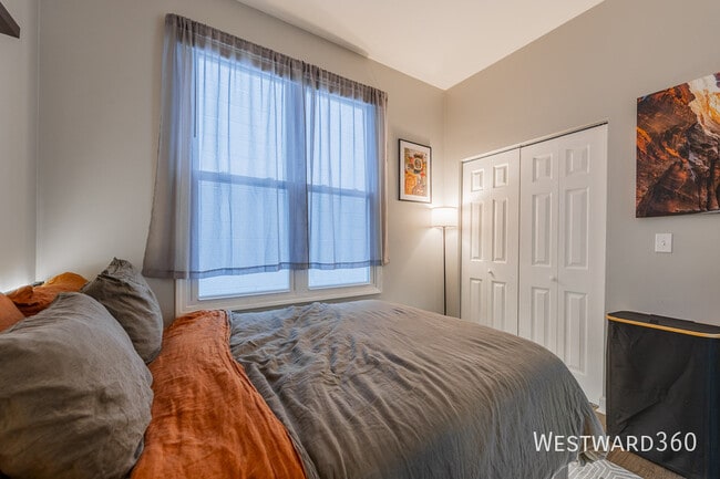 Building Photo - 1733 N Artesian-3