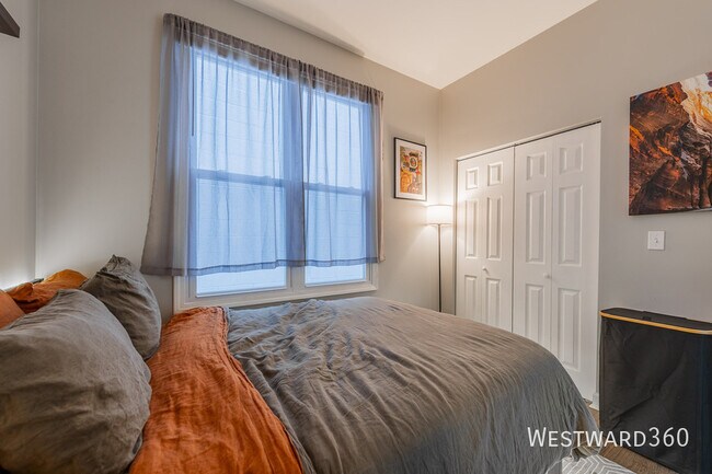 Building Photo - 1733 N Artesian Ave