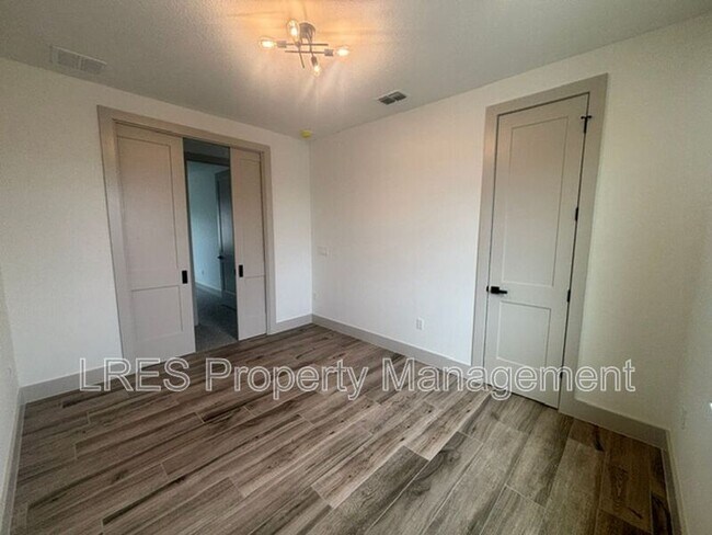 Building Photo - 722 Ellwood Ave