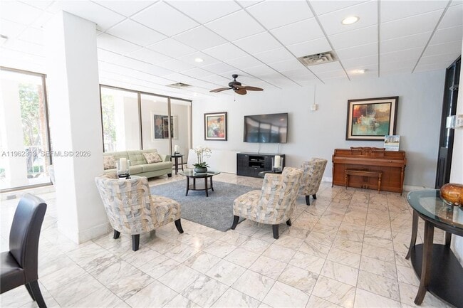 Building Photo - 1021 Hillsboro Mile Unit 204