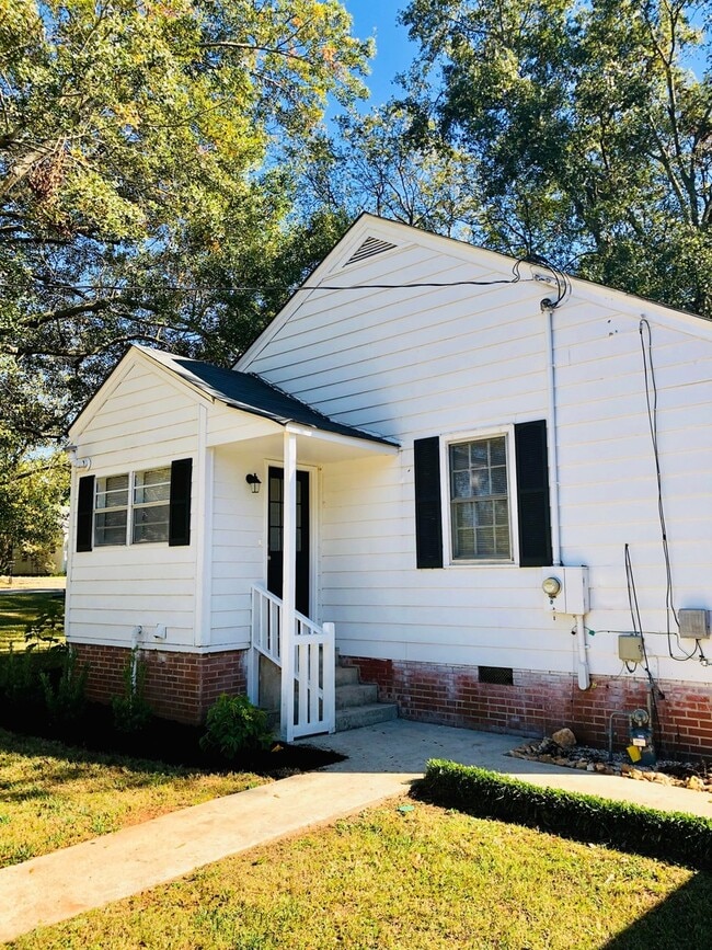 Building Photo - 1030 Highland Ave