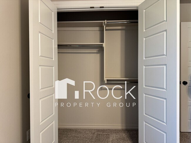 Building Photo - Spacious 3-Bedroom Home with Designer Kitc...
