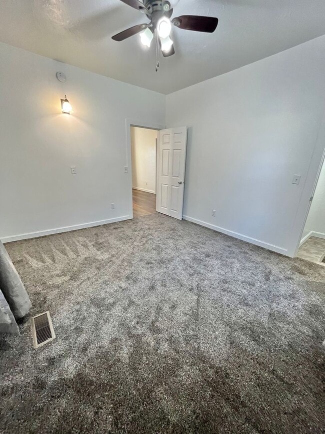 Building Photo - Spacious Fully Remodeled Ground Floor Duplex!
