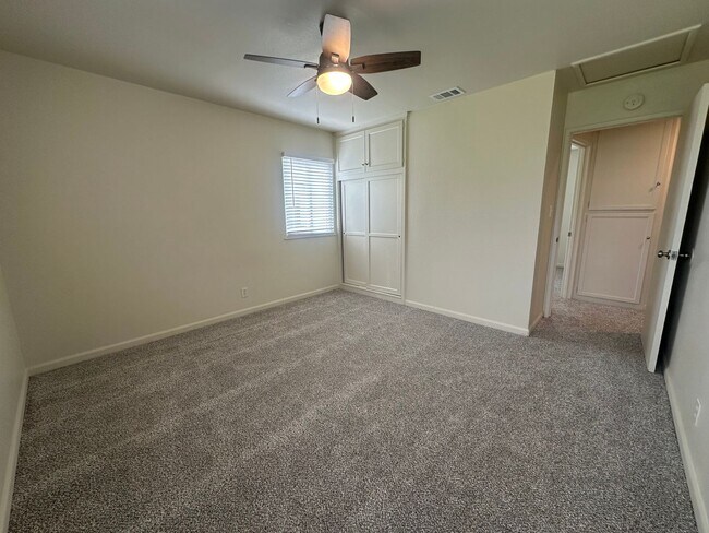 Building Photo - Charming 3-Bed Home with Huge Yard & Fresh...