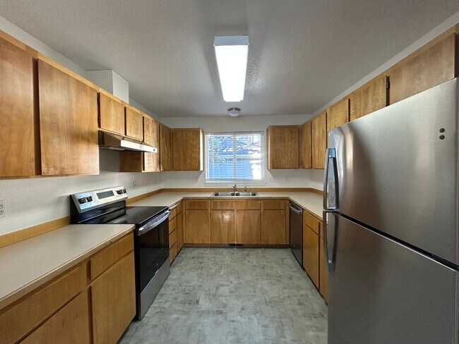 Building Photo - 1073 NE Hidden Valley Dr