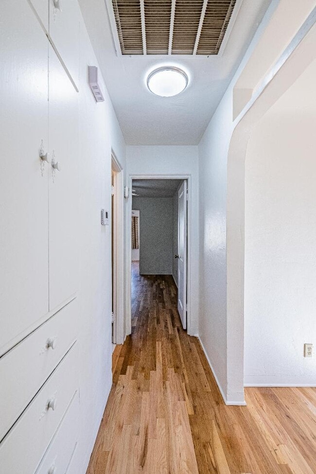 Building Photo - 624 Adams St NE