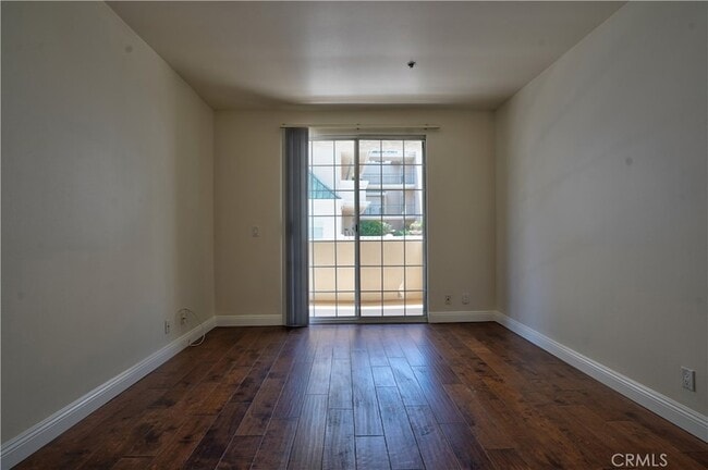 Building Photo - 930 N Doheny Dr