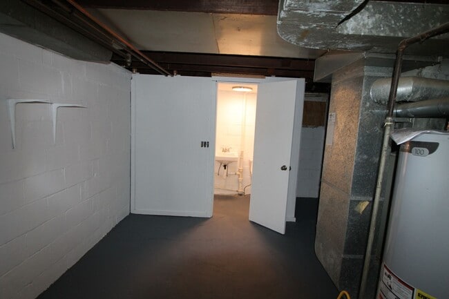 Building Photo - Spacious 3 bedroom 1.5 bathroom home with ...