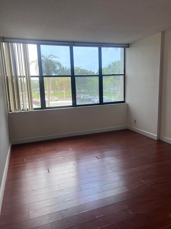 Building Photo - 16300 Golf Club Rd