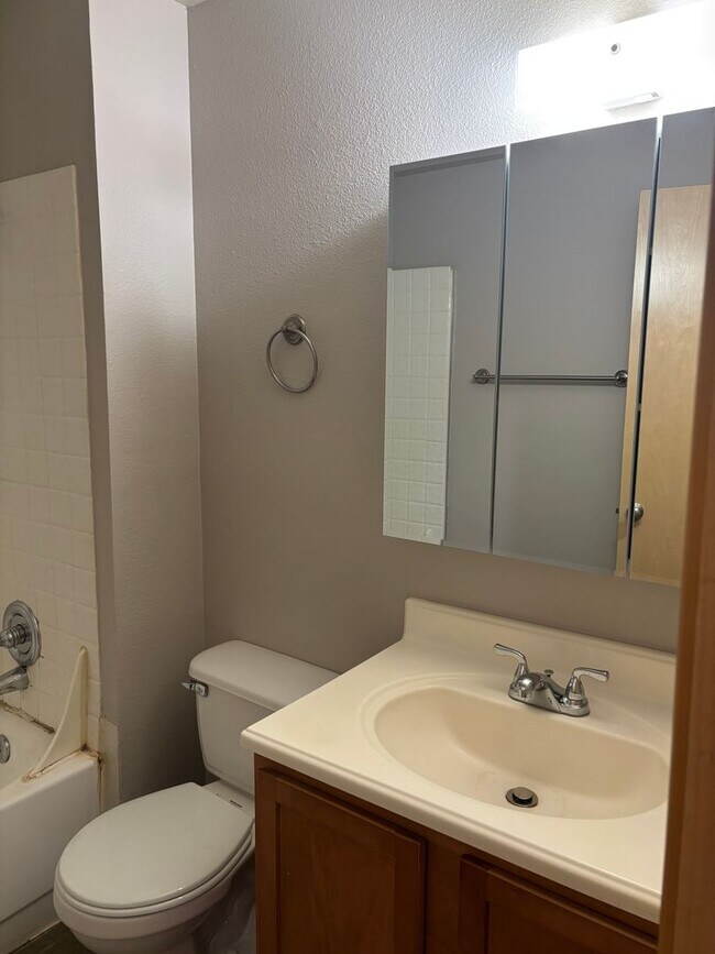 Building Photo - HALF OFF  1ST  FULL  MONTH'S  RENT   Pet-friendly Townhouse Near Parks and Downtown Newberg  Show...