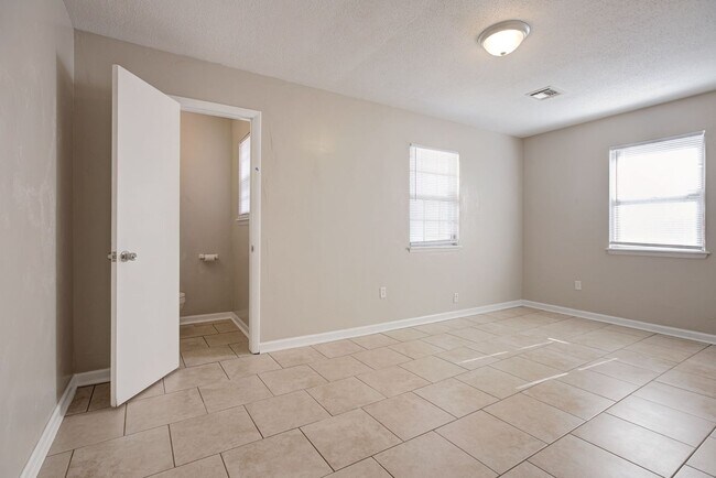 Building Photo - First Full Month's Rent Free! Spacious 3BD/1.BTH Home in Spencer