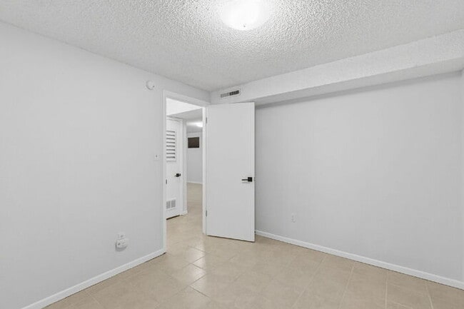 Building Photo - Charming Basement Apartment with Modern Finishes and Flat-Rate Utilities