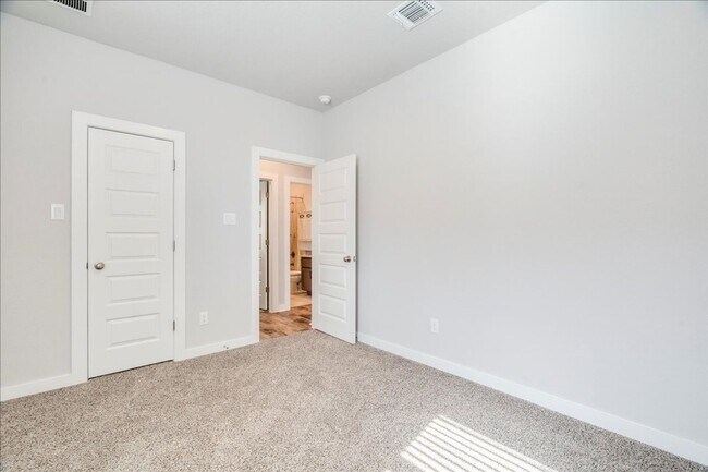 Building Photo - Amazing home ready to move in!