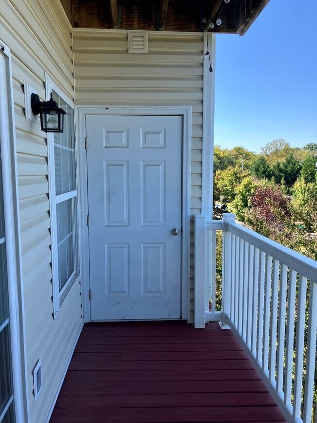 Building Photo - 3 bedroom, 2 bath condo with balcony, new floors, and new paint.