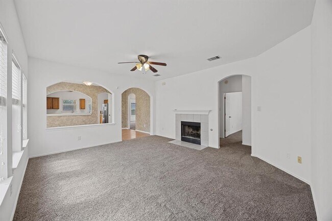 Building Photo - 914 N Creek Blvd