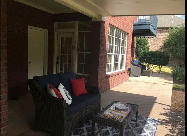 Building Photo - Mill Creek Executive Home Overlooking Golf Course at 17th Tee