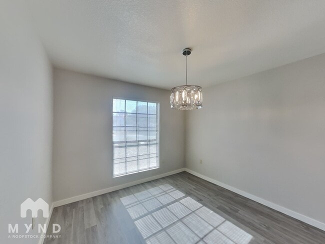 Building Photo - 634 N Quartz St