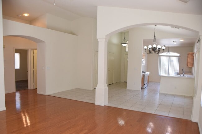 Building Photo - 1 STORY HOME IN GATED SE COMMUNITY
