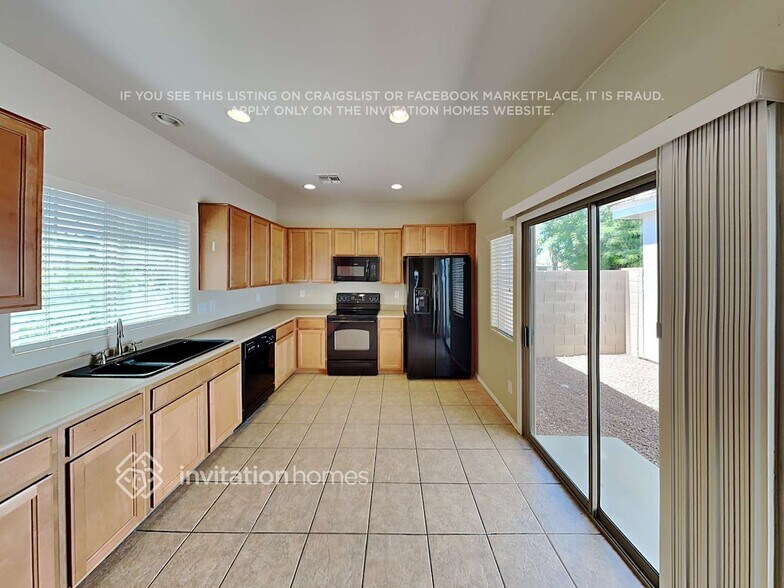 Building Photo - 4610 E Laurel Ct