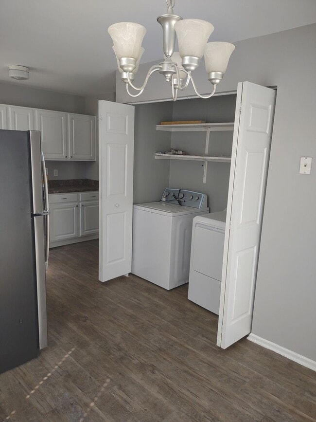 Building Photo - Fabulous Upgraded Three Bedroom/Two Bath Townhome - Walking Distance to Lexington Medical Center