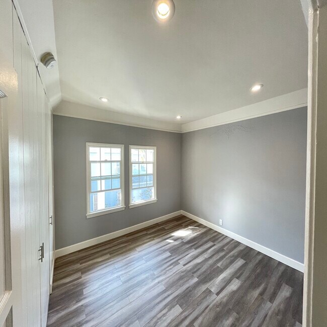 Building Photo - 1146 S Cochran Ave