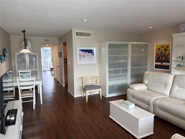 Building Photo - 2650 Pearce Dr