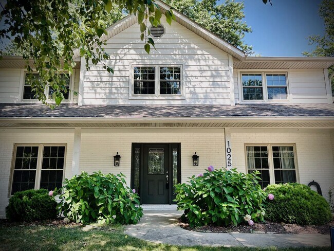 Building Photo - Available now-  4 Bedroom house in O'Fallo...