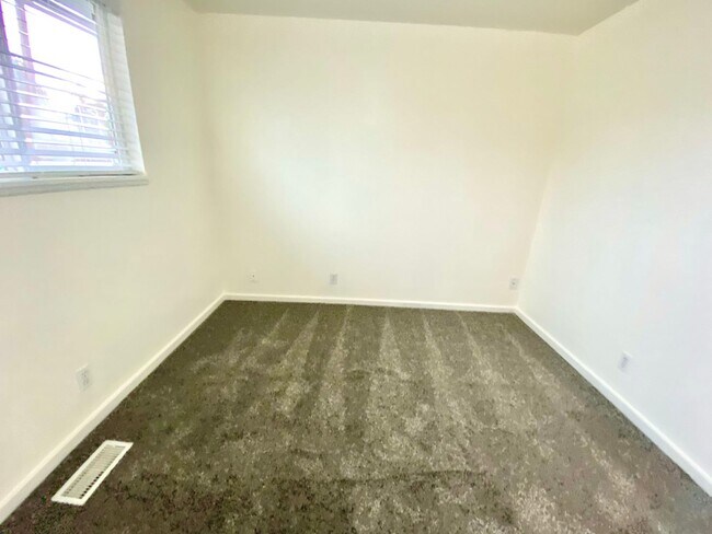 Building Photo - 4 Bedroom 2 Bath Home Boise North End