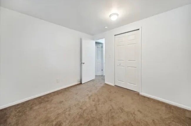 Building Photo - 4 Bedrooms 2 Bathroom