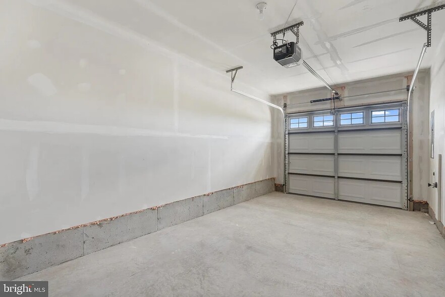 Building Photo - 7504 Day Break Dr