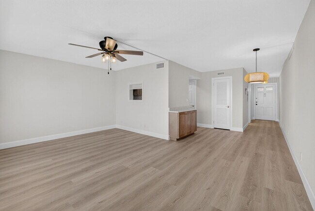 Building Photo - 52 Yacht Club Dr