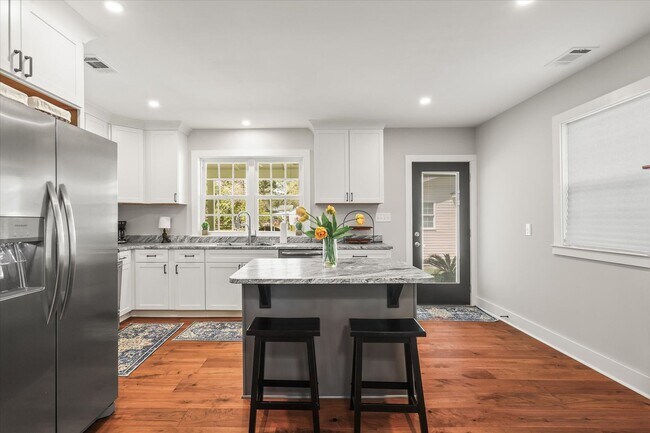 Building Photo - Short Term Only