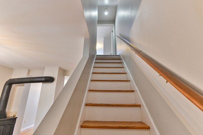 Building Photo - Adorable 2 Bedroom Single Family on Penn St