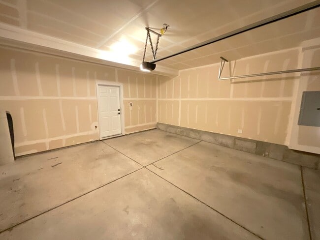 Building Photo - 3 Bedroom Townhome Available Near Constitu...
