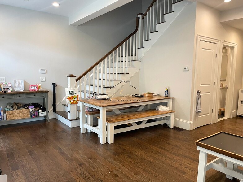 Building Photo - 2044 Beacon St