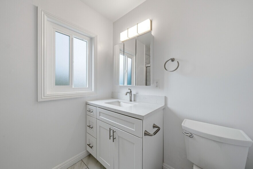 Building Photo - 16306 S Denver Ave